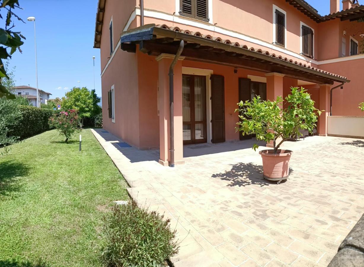 Casa Emilia - Appartamento Per Vacanze - Foligno Exterior foto